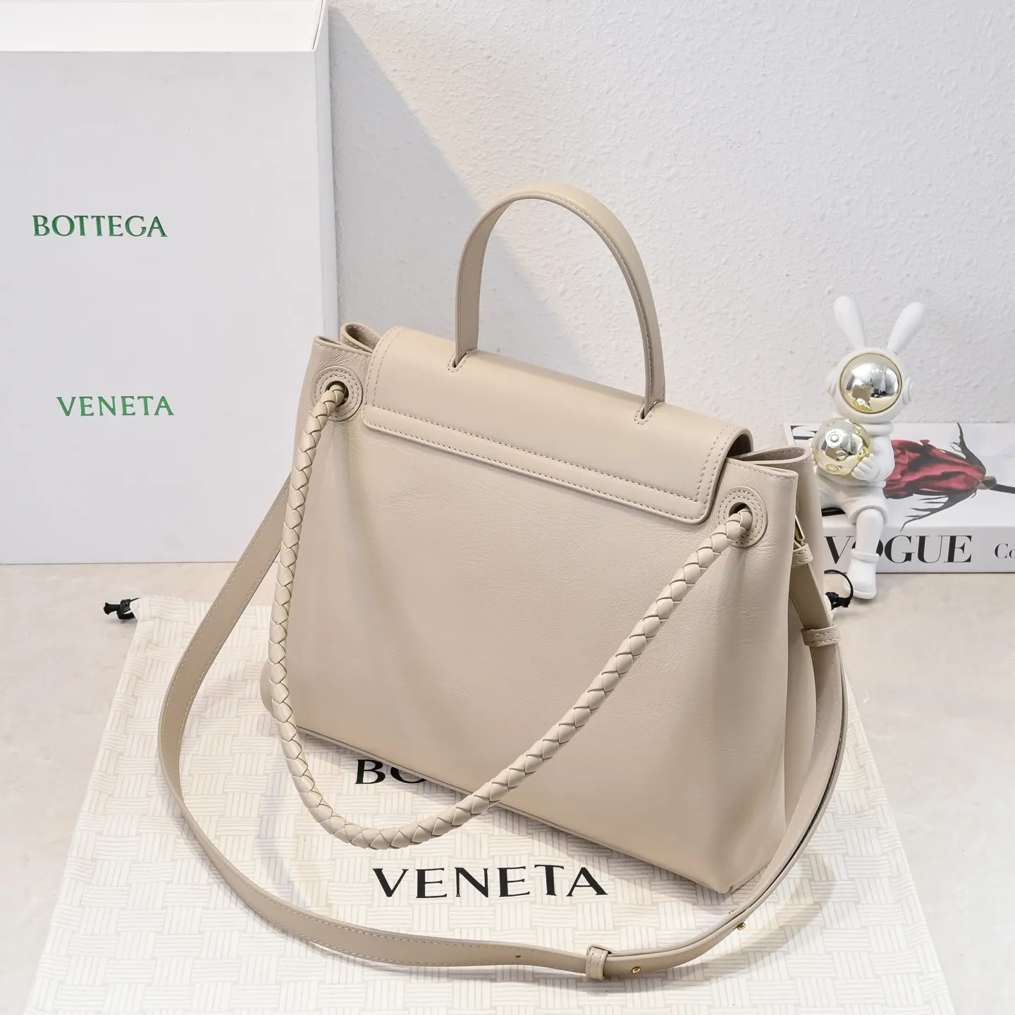 Batch 2360 #Bv New Ciao Ciao handbag Ciao Ciao means "hello" and "goodbye" in Italian, showing a relaxed and casual lifestyle ⭐️Made of Dutch Silky Calf calf leather ~ silky to the touch. The leather is thick, and the suede lining is soft and comfortable. The relaxed feeling of stacked smooth leather, the representative woven element shoulder strap, and the perfect embellishment of golden buckles 💥The bag has a unique shape, casual and exquisite, and super practical ☄️Carry Ciao Ciao to accompany you in various occasions, and be the most stylish you 🎀 Model: 7231 Size: 34x26x15